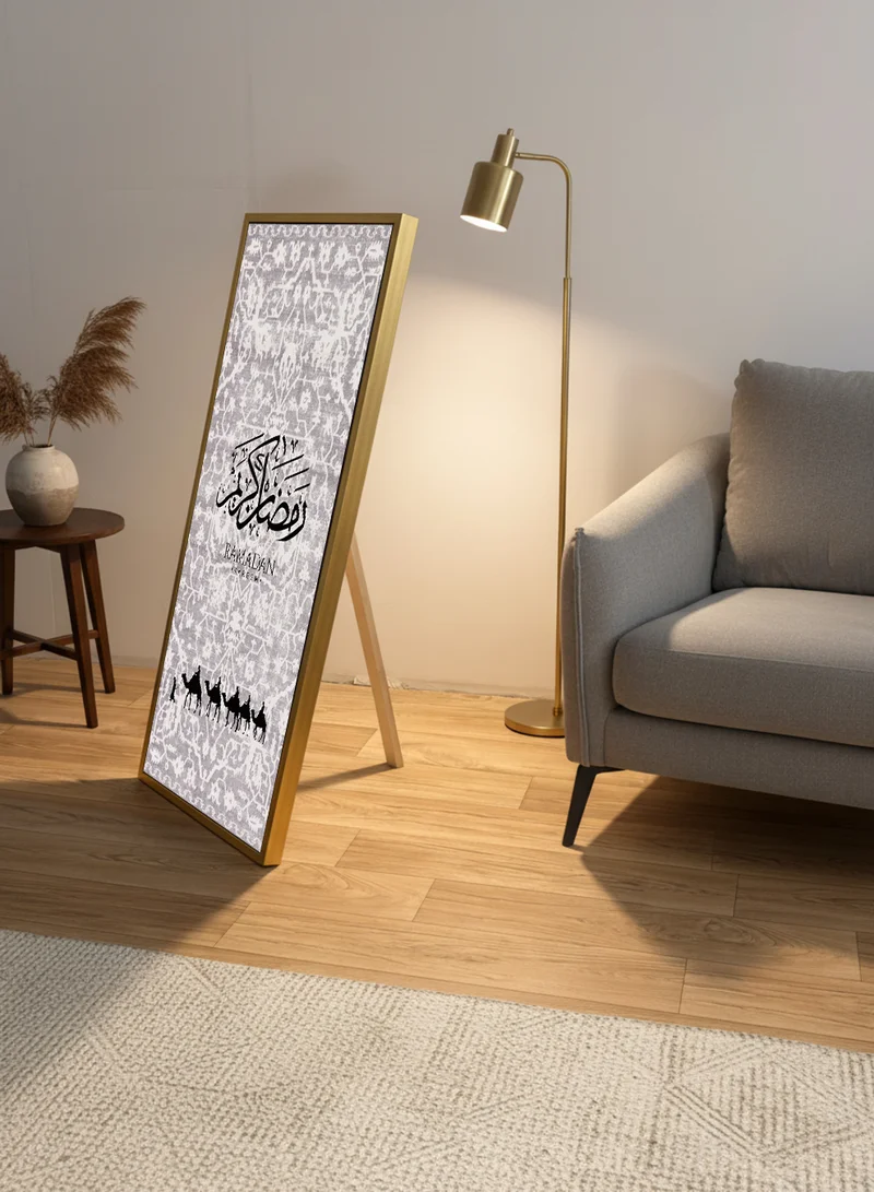 لوحة لوحة كانفاس على إطار خشبي بإطار خارجي ذهبي مع حامل خلفي بتصميم رمضان كريم